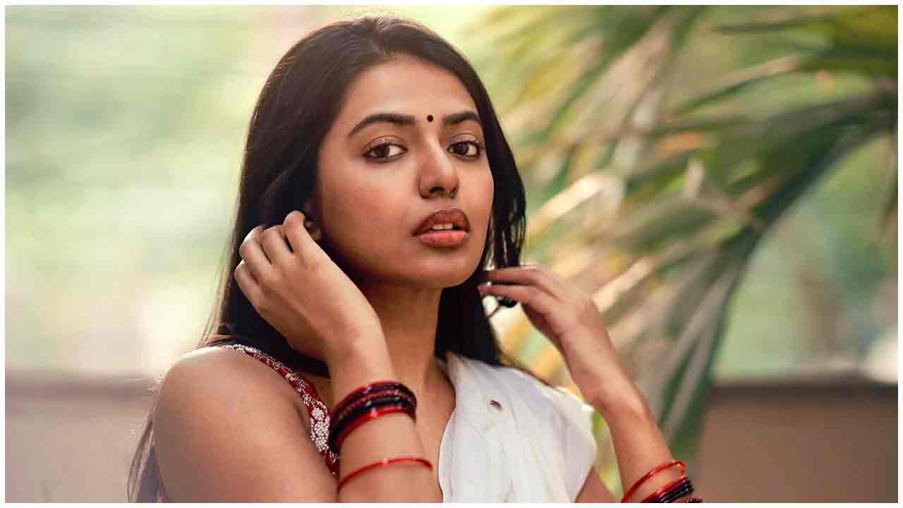 Shivani Rajashekar | ఓర చూపులతో మదిని గిల్లుతున్న శివాని రాజశేఖర్..