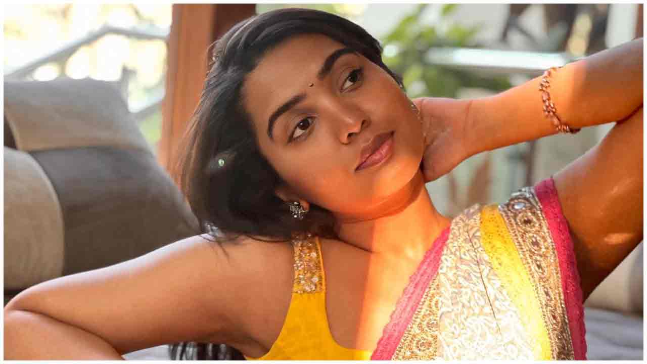 Shivathmika Rajashekar | చీరకట్టులో హొయలు పోయిన శివాత్మిక రాజశేఖర్..