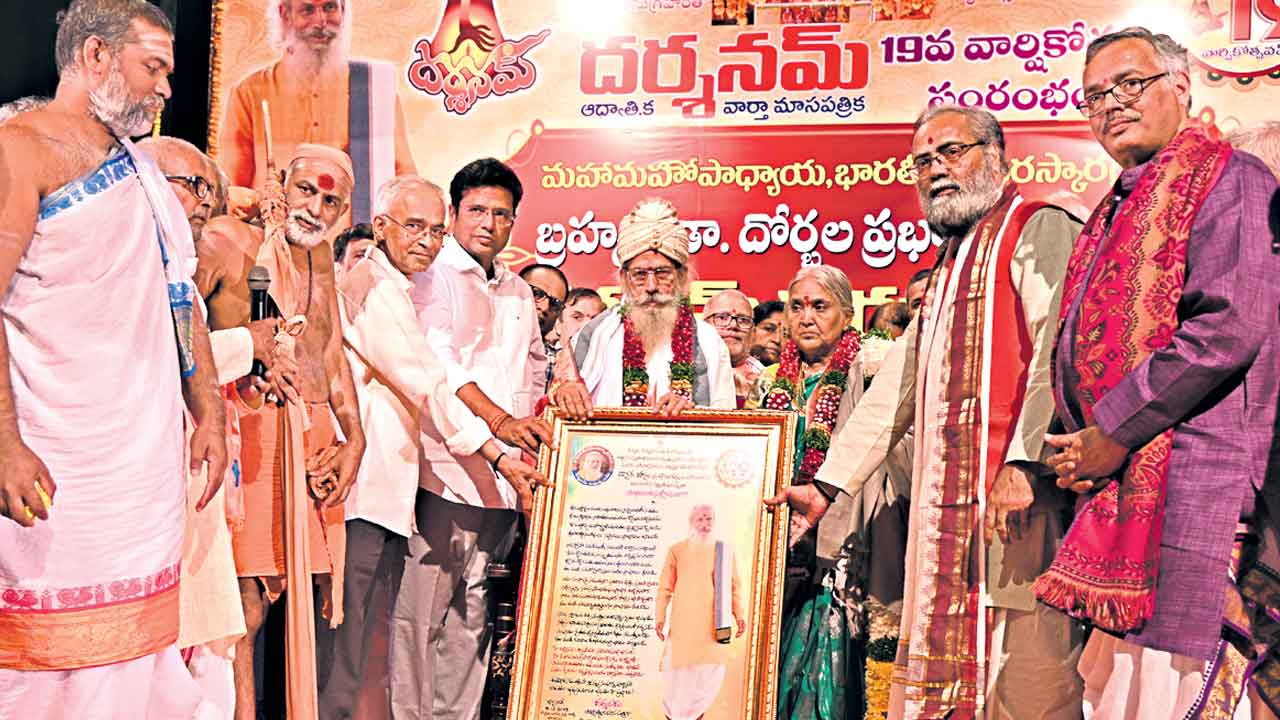 డా. ప్రభాకర శర్మకు స్వర్ణ కంకణం ప్రదానం