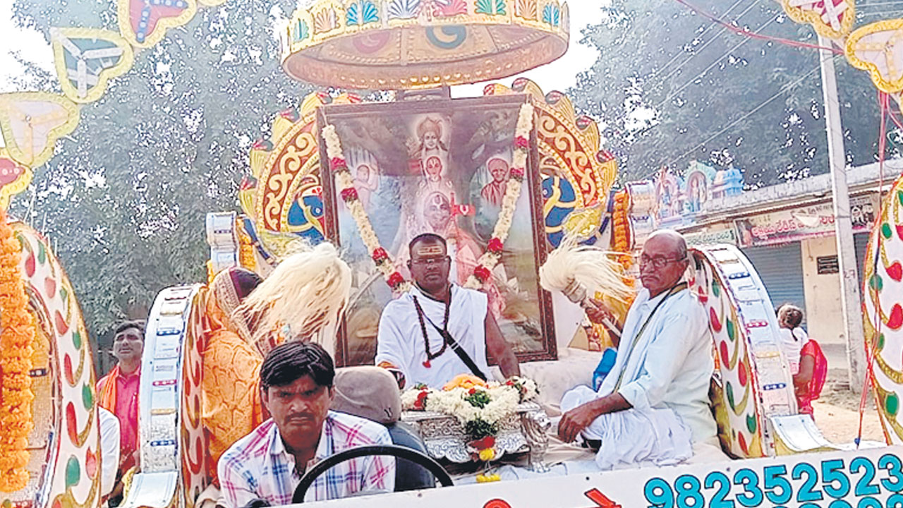 భక్తిశ్రద్ధలతో నరేంద్ర ఆచార్య పాదుకల దర్శనం