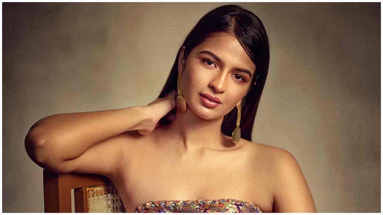 Shruti Chauhan | చూపులతో గుచ్చిగుచ్చి చంపుతున్న శృతి చౌహాన్..