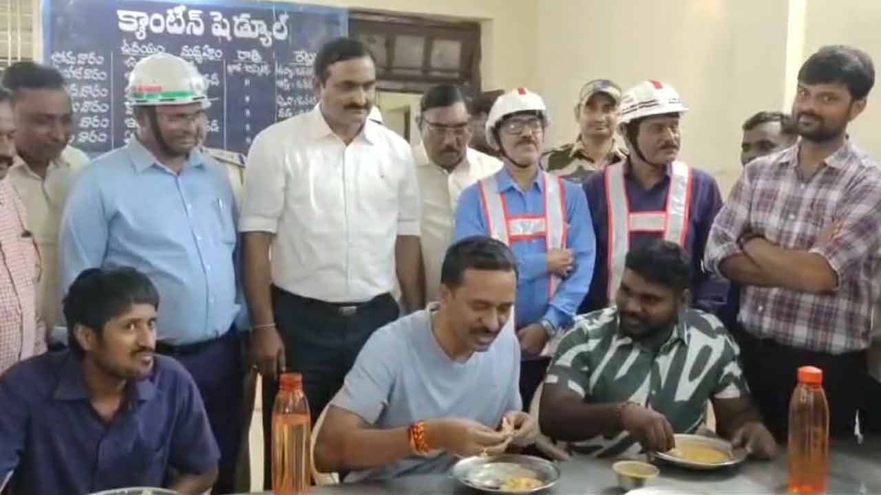 Singareni CMD | కార్మికులతో కలిసి క్యాంటీన్‌లో టిఫిన్‌ చేసిన సింగరేణి సీఎండీ