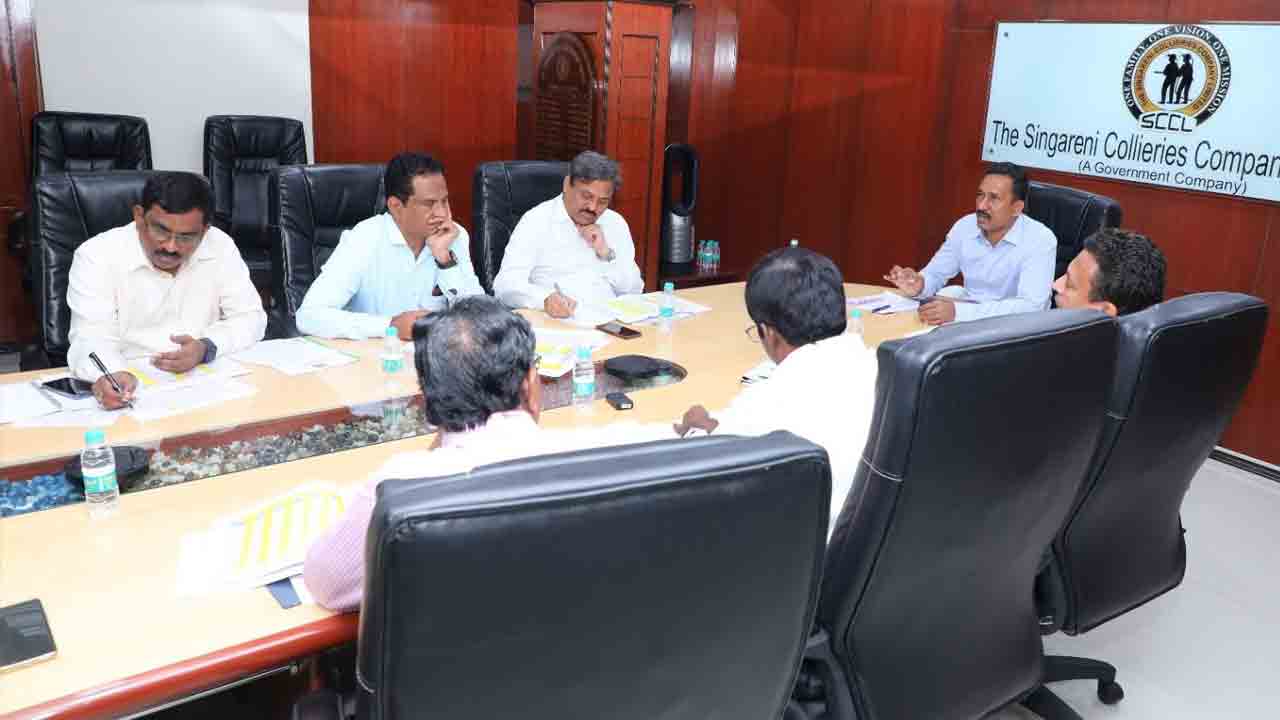 అంకితభావంతో పని చేసి వార్షిక బొగ్గు ఉత్పత్తి లక్ష్యాన్ని ఛేదిద్దాం