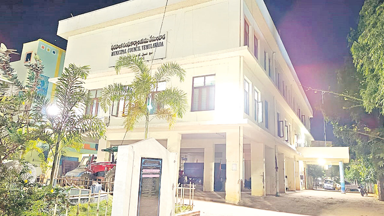 వేములవాడ బల్దియాకు కరెంట్‌ కట్‌