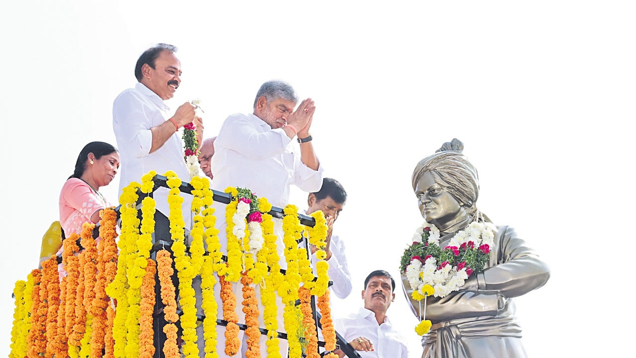 స్వామి వివేకానంద జీవితాన్ని ఆదర్శంగా తీసుకోవాలి