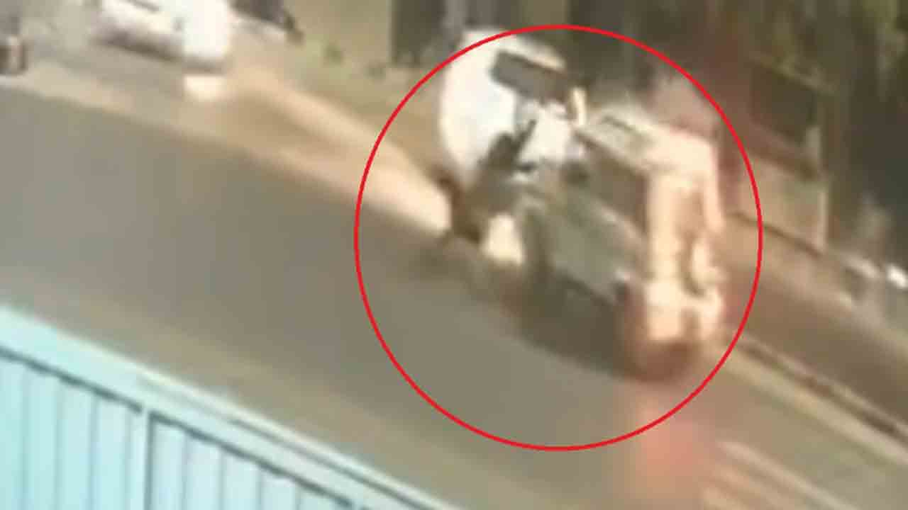 SUV Rams Into Pedestrians | పాదచారులపైకి దూసుకెళ్లిన వాహనం.. వీడియో వైరల్‌