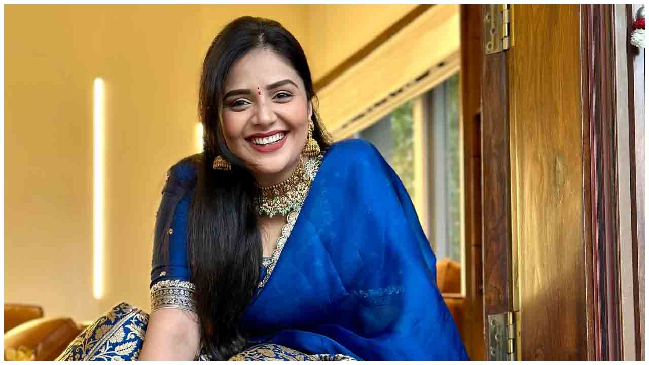 Sreemukhi | ఇంటిముందు ముగ్గులువేసి మురిసిపోతున్న శ్రీముఖి..