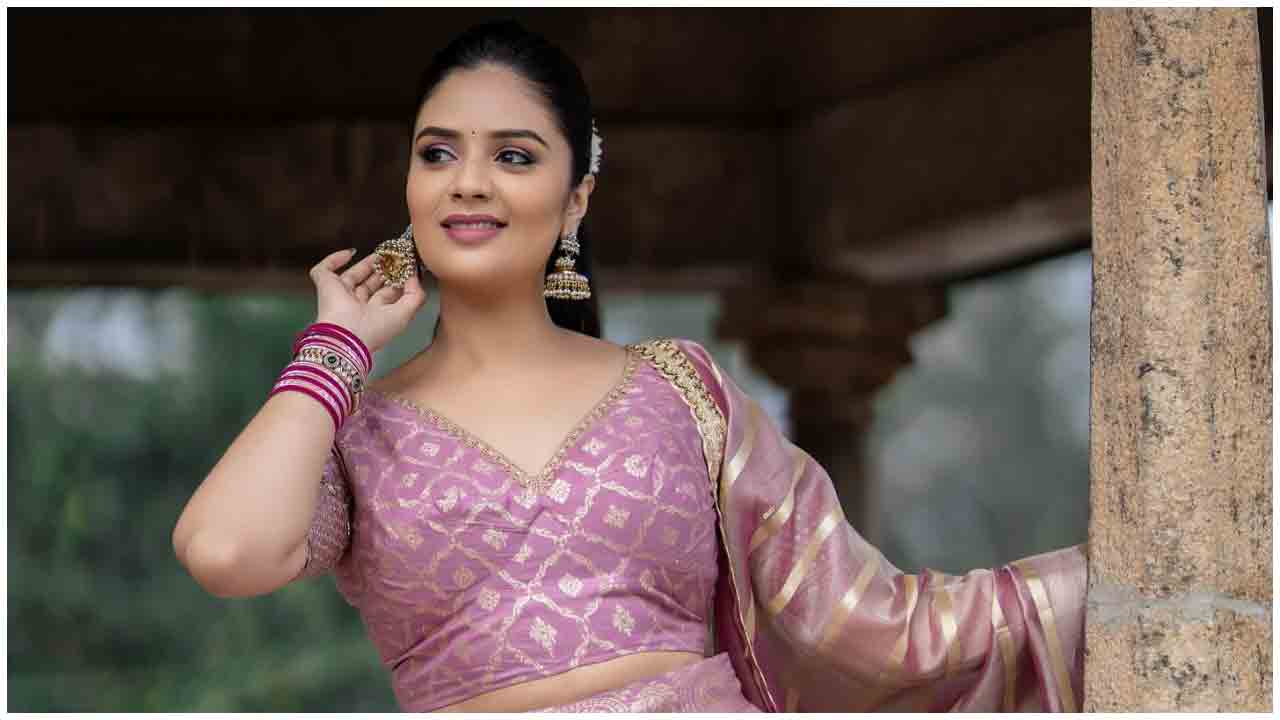 Sreemukhi | నెట్టిన పూలెట్టుకుని మురిసిపోతున్న శ్రీముఖి..