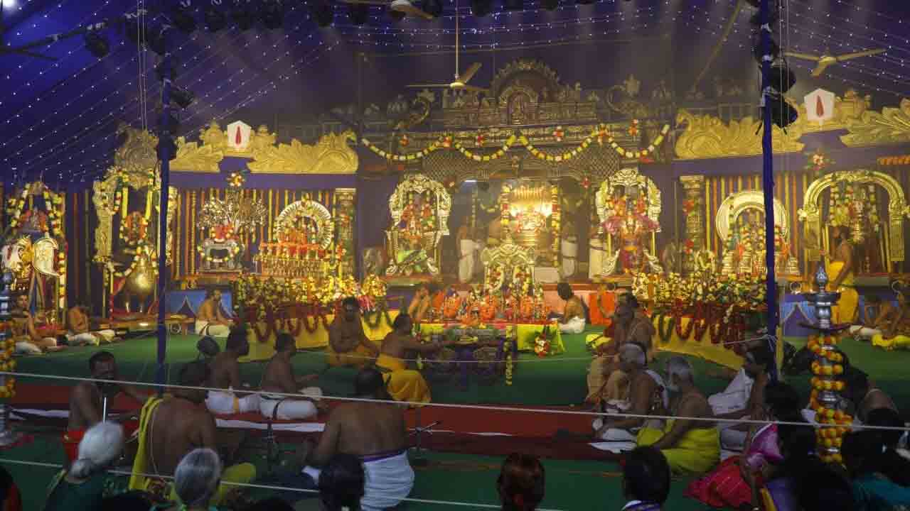 నేత్రపర్వంగా విశ్వరూప సేవ