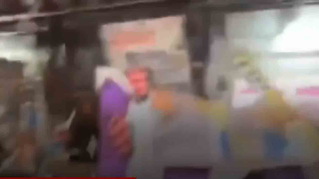 Watch: మంత్రిని సన్మానిస్తుండగా కూలిన వేదిక.. పలువురికి గాయాలు