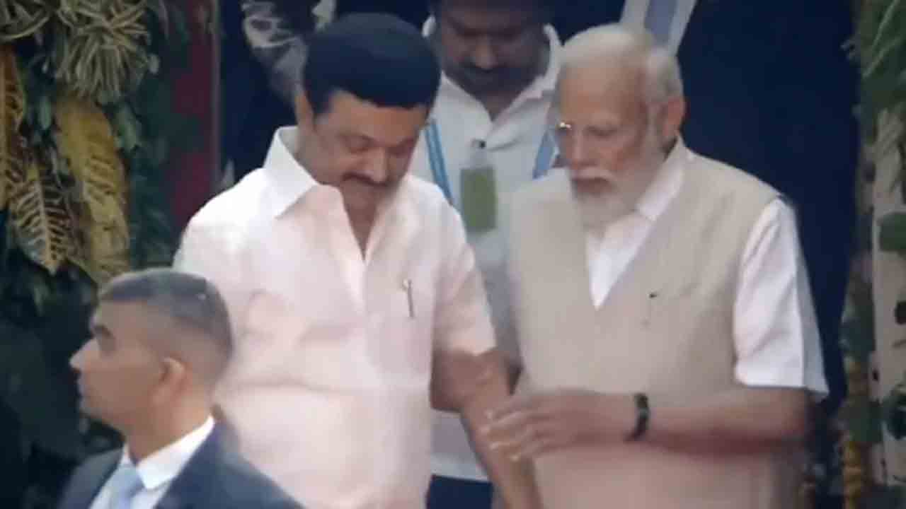 PM Modi | స్టేజ్‌పైకి వెళ్తూ పడిపోబోయిన సీఎం స్టాలిన్‌.. సాయం చేసిన ప్రధాని మోదీ