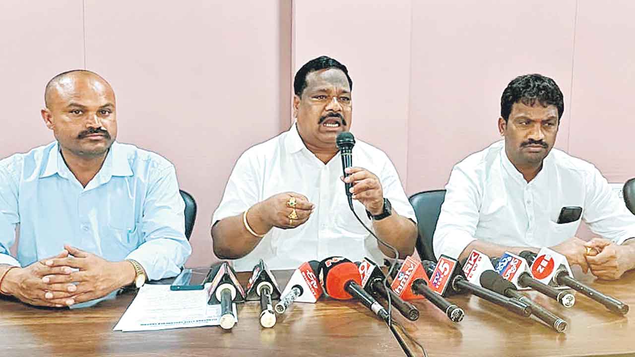 పెండింగ్‌ బిల్లులు విడుదల చేయాలి