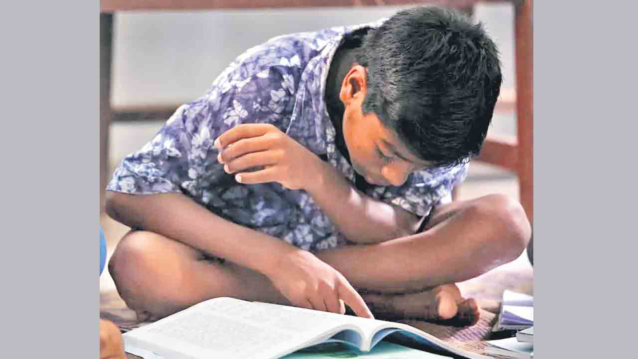 India | భారత్‌లో నానాటికీ విద్యారంగం కుంటుపడుతున్న.. 14 ఏండ్లు పైబడినా ఎల్‌కేజీ స్థాయి చదువులే!