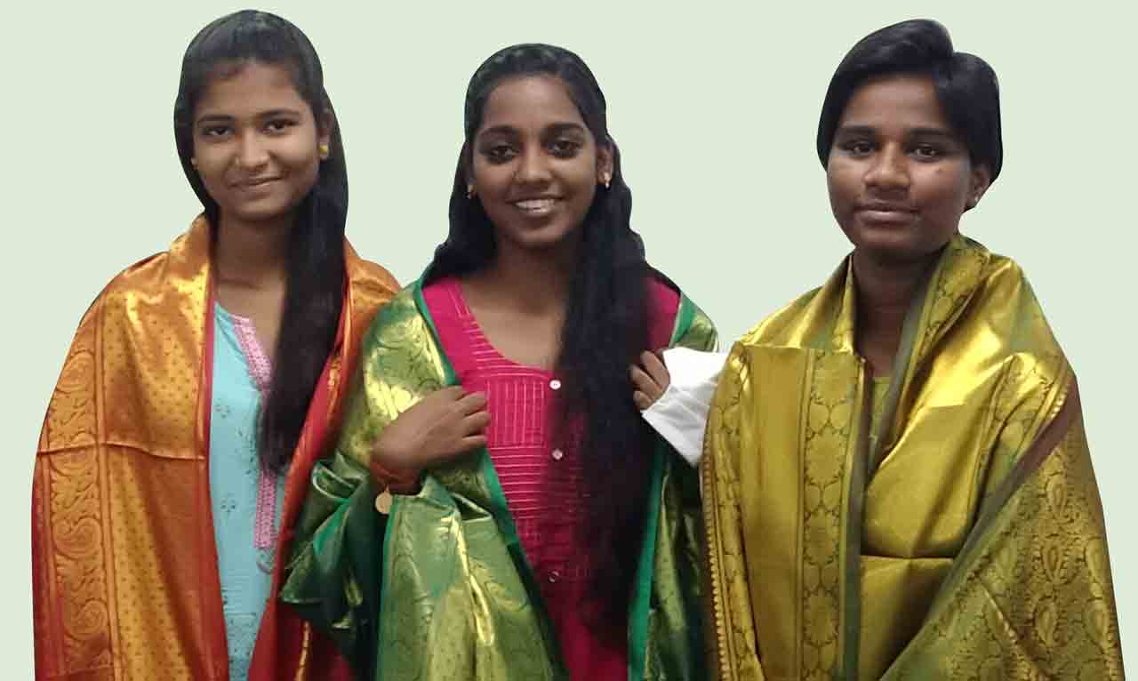 Seed Balls | చెట్టంత మనసుతో చెట్లను పెంచే బాధ్యత భుజానికెత్తుకున్న ఆ ముగ్గురు!