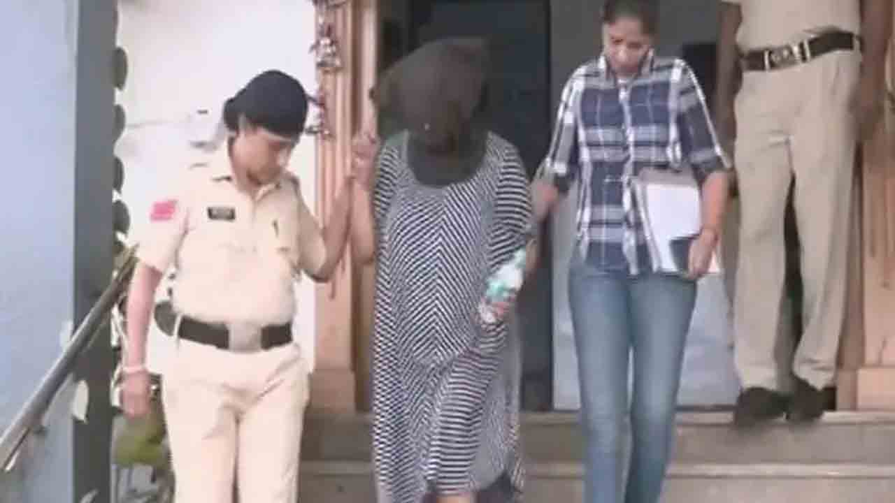 Bengaluru CEO | ఐలైనర్‌తో టిష్యూ పేపర్‌పై లేఖ.. బెంగళూరు సీఈవో ఏం రాసిందంటే..?