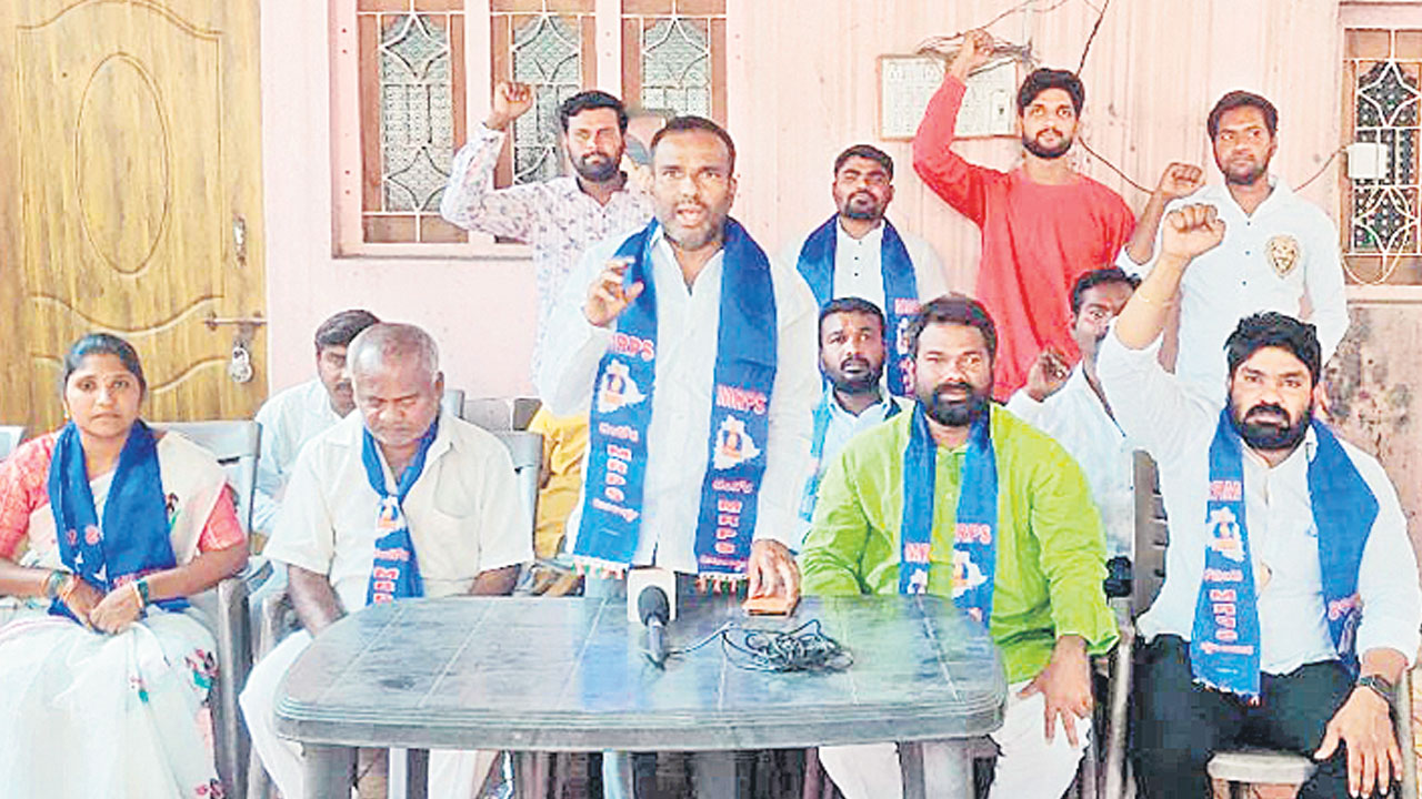 దళితబంధును కొనసాగించాలి