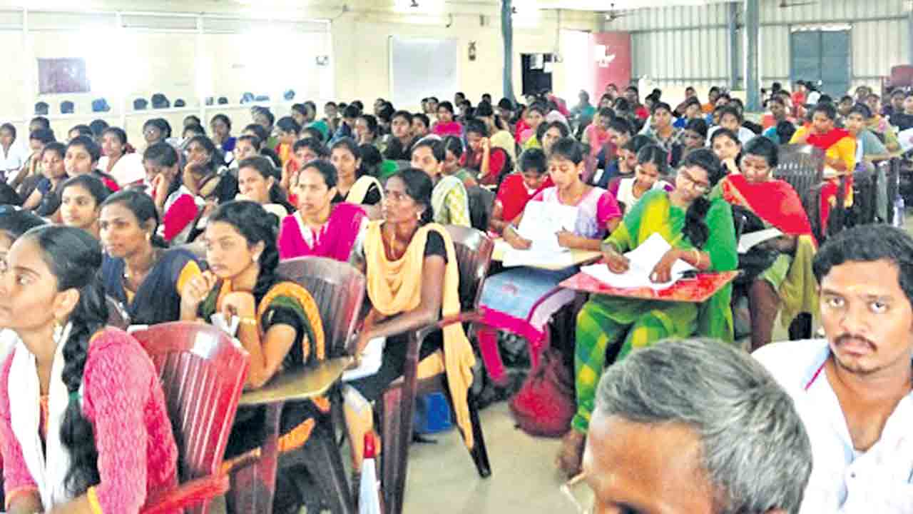 సర్కారు కొలువులతోనే మార్పు