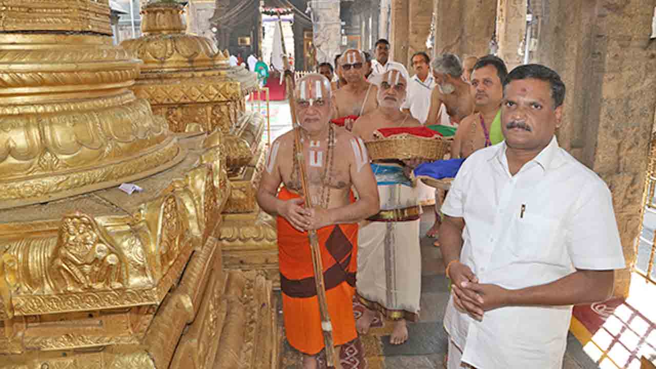 Tirumala | తిరుమలలో తగ్గిన భక్తుల రద్దీ.. శ్రీవారిని దర్శించుకున్న యతిరాజ మఠం ప్రధాన పీఠాధిపతి