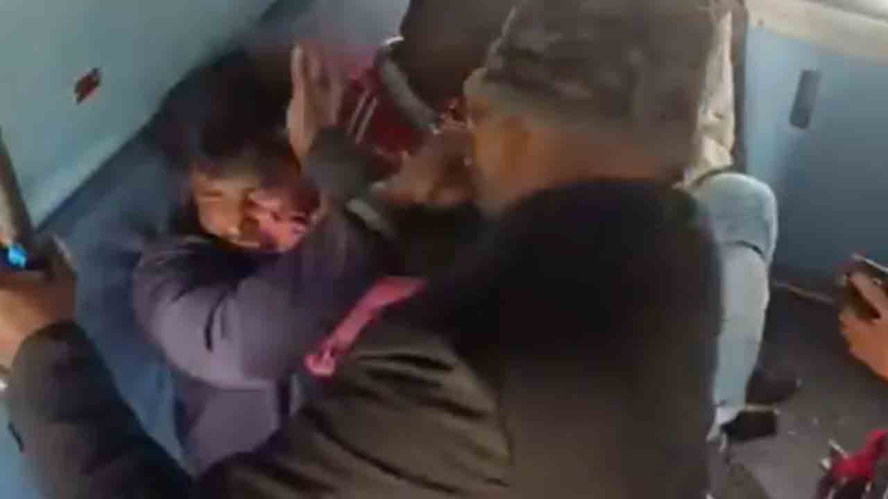 TTE Slaps Passenger | ప్రయాణికుడి చెంపపై కొట్టిన టీటీఈ.. వీడియో వైరల్‌ కావడంతో సస్పెండ్‌