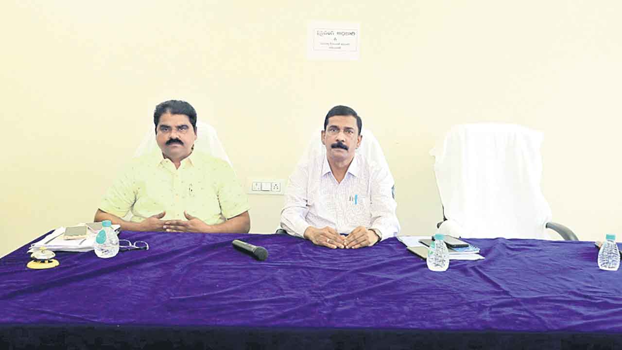 బెడిసిన వ్యూహం.. వీగిన అవిశ్వాసం