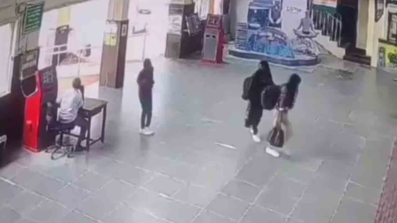 girls fled home | కొరియాలో బీటీఎస్‌ కచేరీ చూసి వారిని కలిసేందుకు.. ఇంటి నుంచి వెళ్లిన అమ్మాయిలు