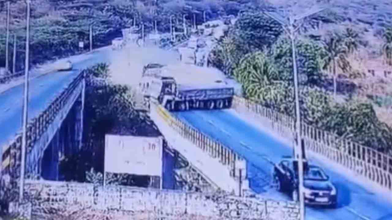 Tamil Nadu | అదుపుతప్పి వాహనాలపైకి దూసుకెళ్లిన లారీ.. నలుగురు మృతి.. షాకింగ్‌ వీడియో