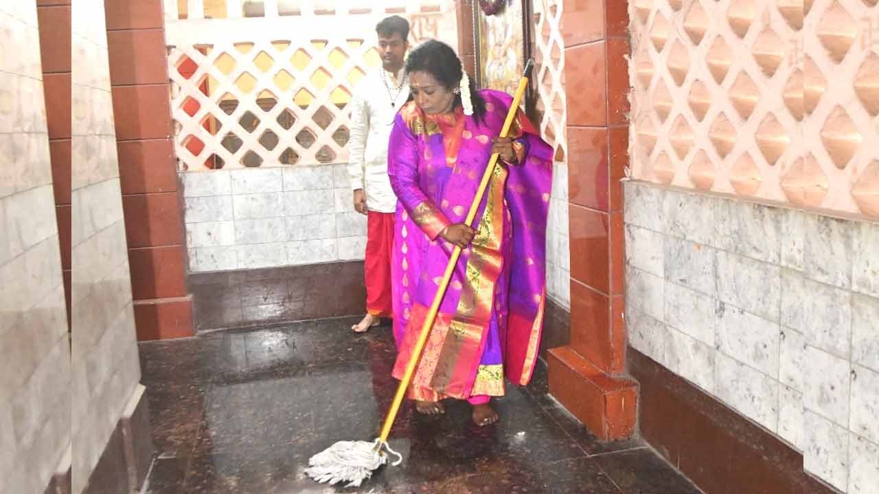 Governor Tamilisai | ఖైరతాబాద్‌ హనుమాన్‌ ఆలయాన్ని శుభ్రం చేసిన గవర్నర్‌ తమిళిసై