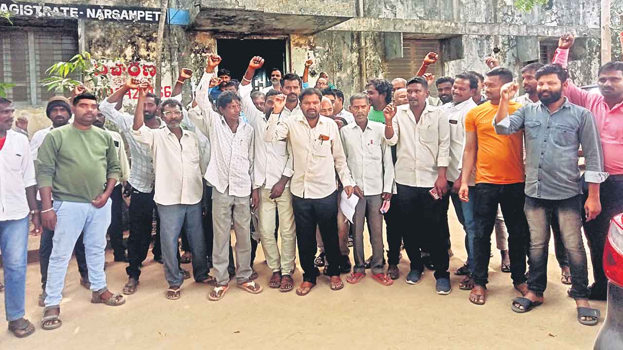 దళితబంధును కొనసాగించాలి