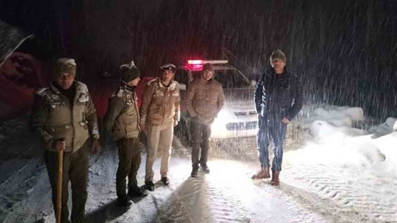 Atal Tunnel | భారీ హిమపాతం.. అటల్‌ టన్నెల్‌ వద్ద చిక్కుకుపోయిన 300 మంది టూరిస్ట్‌లను రక్షించిన పోలీసులు