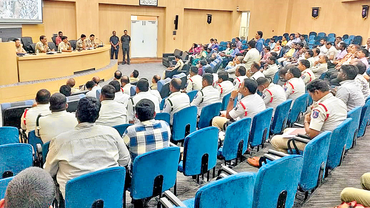 ట్రాఫిక్‌ నియమాలు పాటించాలి