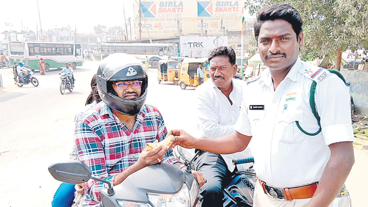 హెల్మెట్‌ ధరిస్తే పండు.. లేదంటే పువ్వు