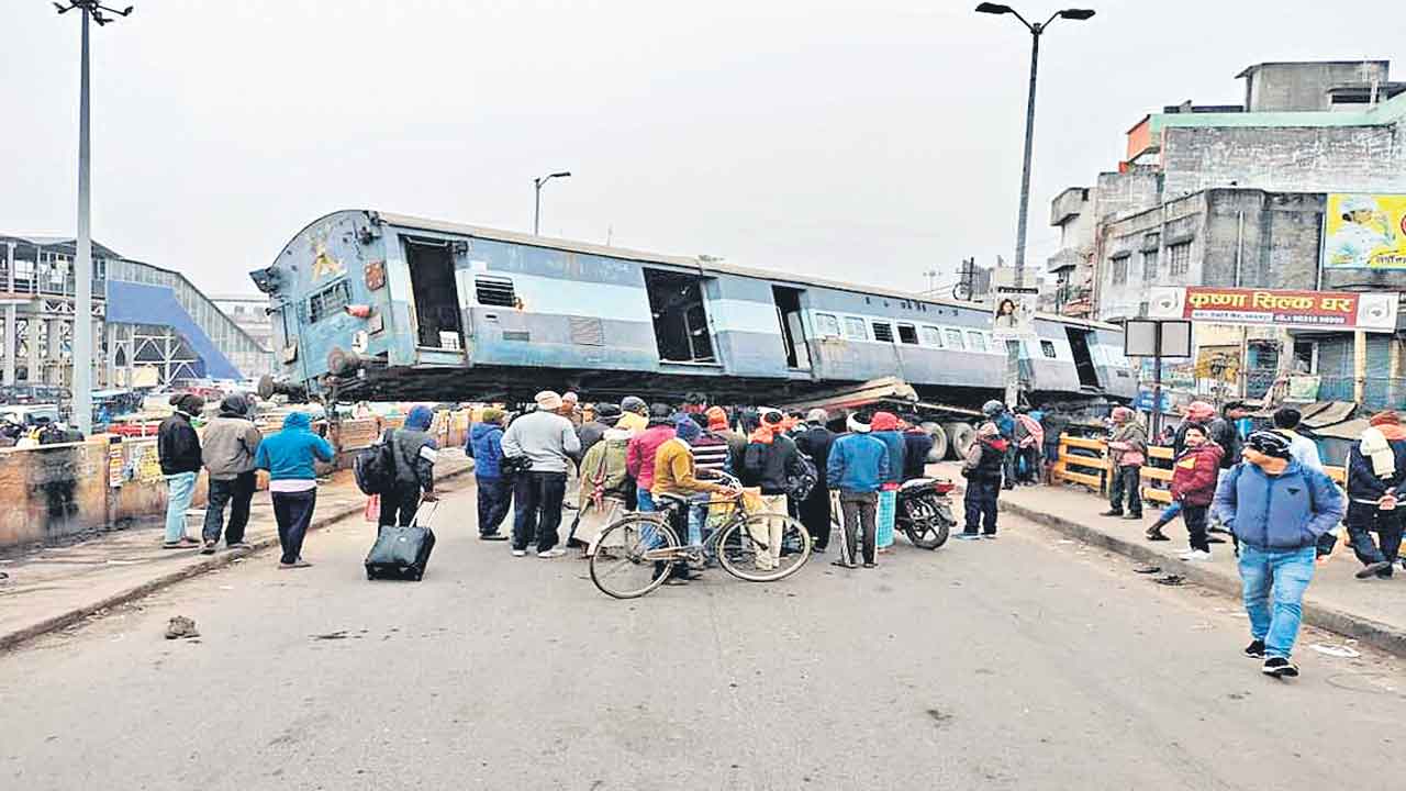 మొన్న విమానం.. నేడు రైలు కోచ్‌