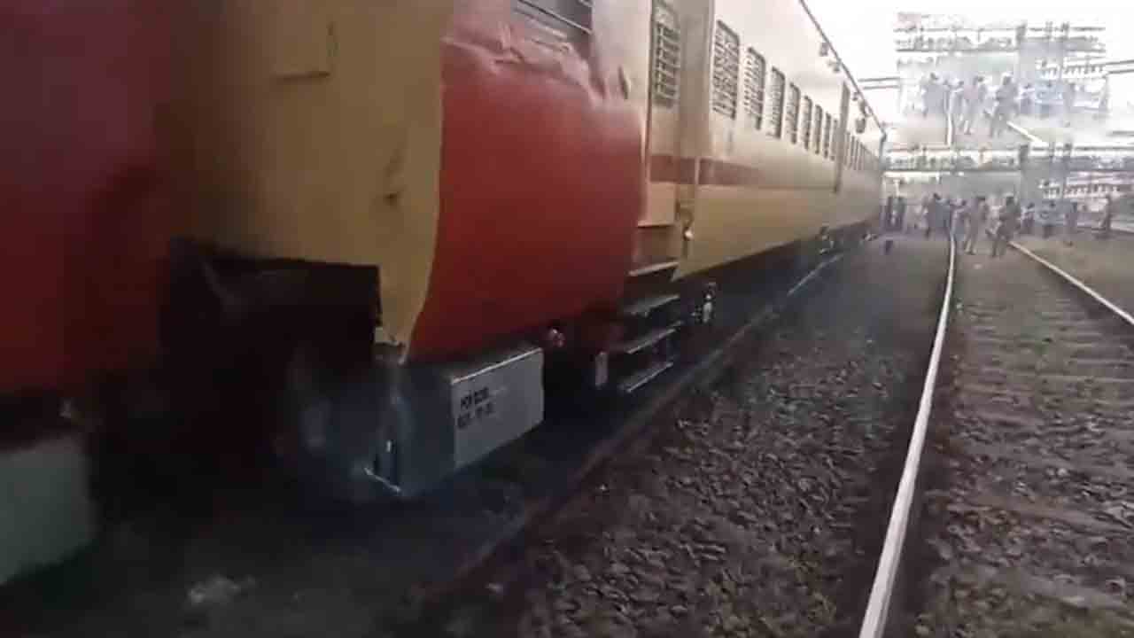 Train derail | పట్టాలు తప్పిన కన్నూర్‌-అలప్పుజ ఎక్స్‌ప్రెస్‌ రైలు.. Video