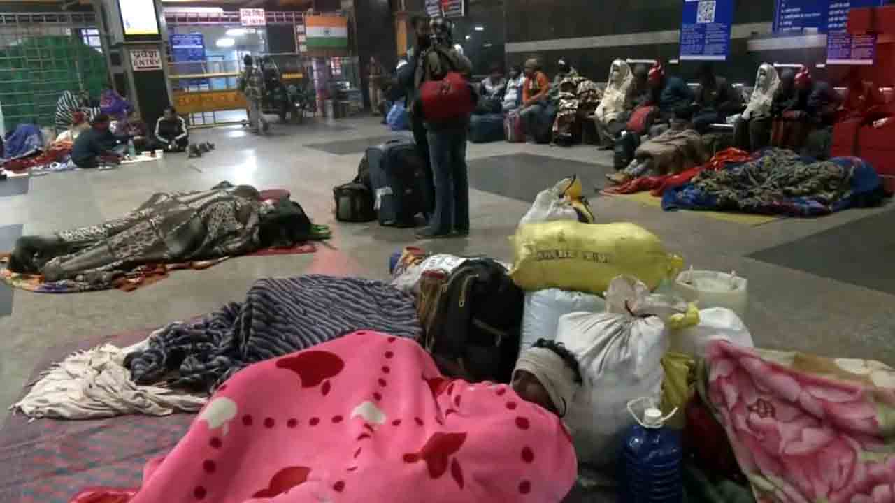 Trains delay | ఉత్తరాదిపై దట్టంగా పొగమంచు.. ఆలస్యంగా నడుస్తున్న రైళ్లు.. ప్రయాణికుల పడిగాపులు..Videos