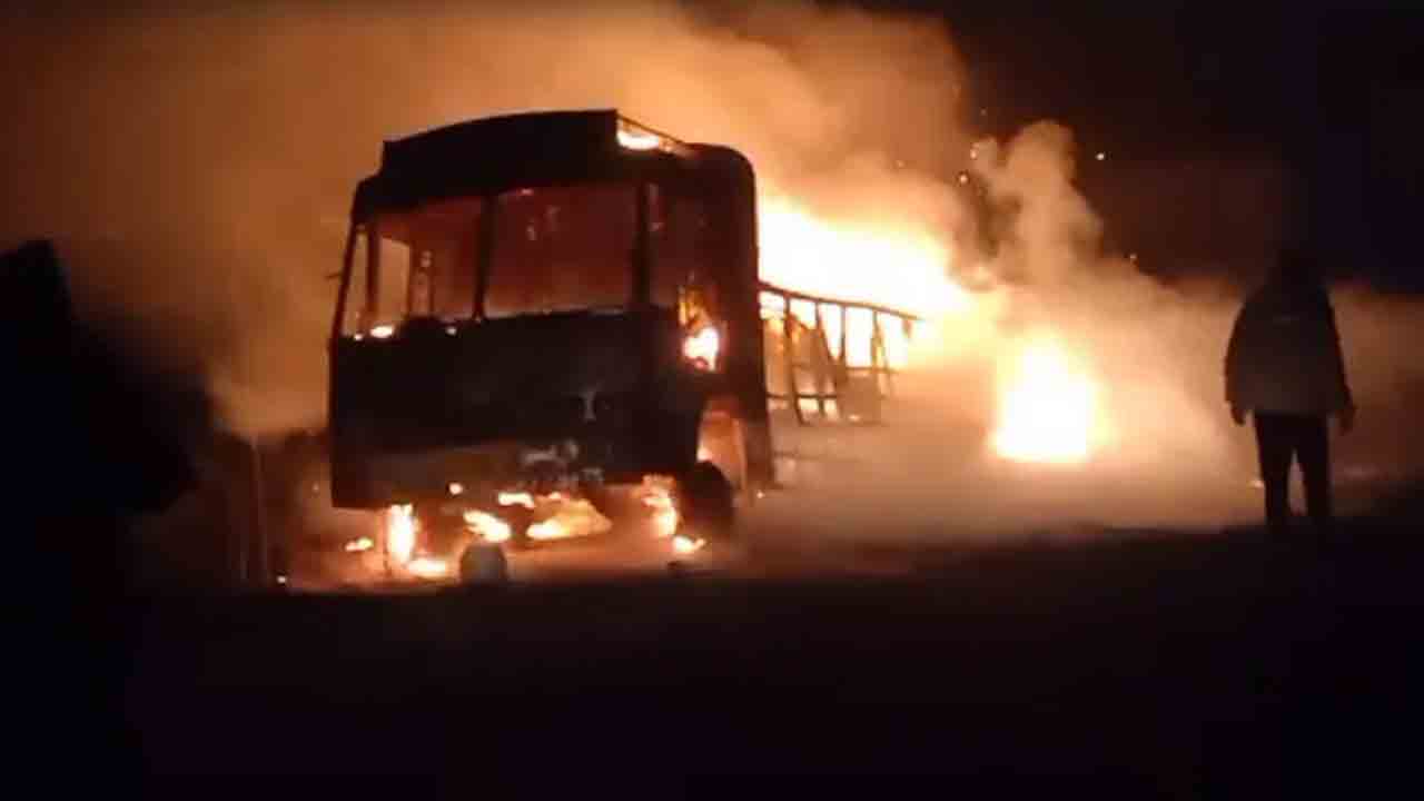 Fireworks Truck Catches Fire | అయోధ్యకు బాణసంచా తరలిస్తున్న లారీలో చెలరేగిన మంటలు