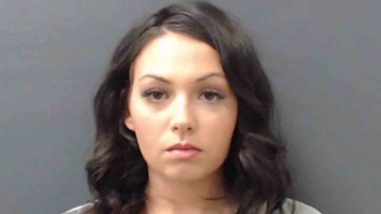 US Teacher | స్కూల్‌ గ్రౌండ్‌లో స్టూడెంట్‌తో టీచర్‌ శృంగారం.. కాపలా ఉన్న విద్యార్థులు