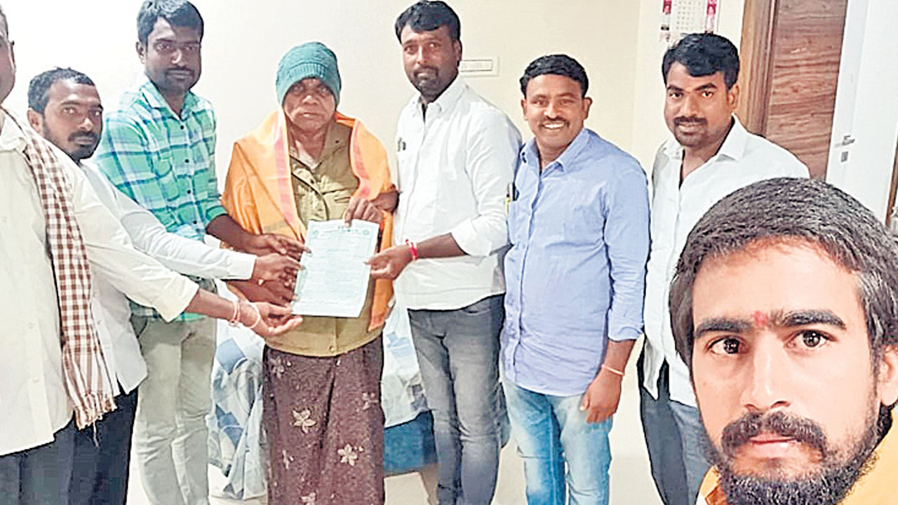 దేవాలయ వార్షికోత్సవానికి ఎమ్మెల్యేకు ఆహ్వానం