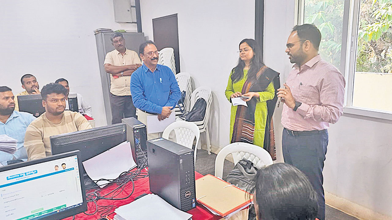 దరఖాస్తులను వేగంగా కంప్యూటరీకరించాలి