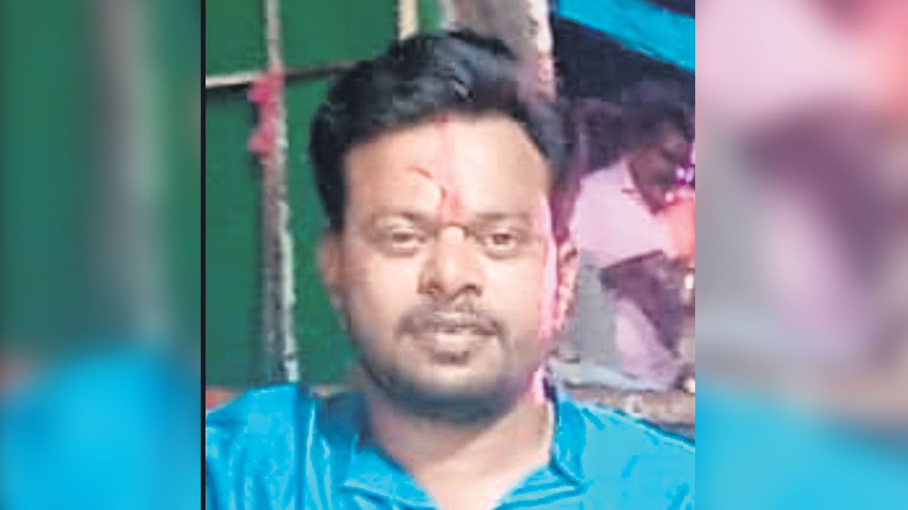 నడుచుకుంటూ వెళ్లి..దారి మధ్యలో కుప్పకూలి