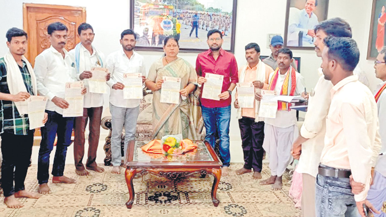 కరపత్రాల విడుదల