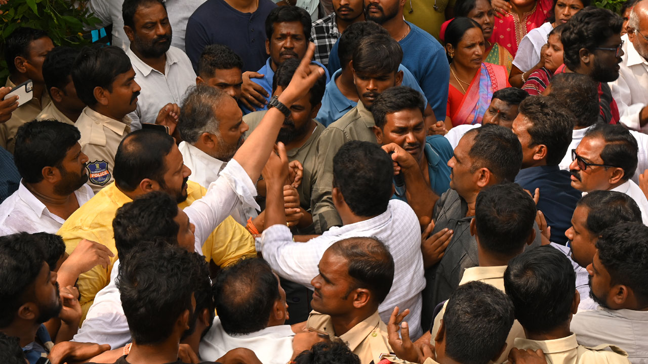 అవిశ్వాసానికి మద్దతు తెలుపలేదని దాడి