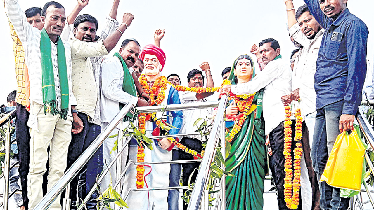 ఫూలే దంపతుల చరిత్రను పాఠ్య పుస్తకాల్లో పెట్టాలి