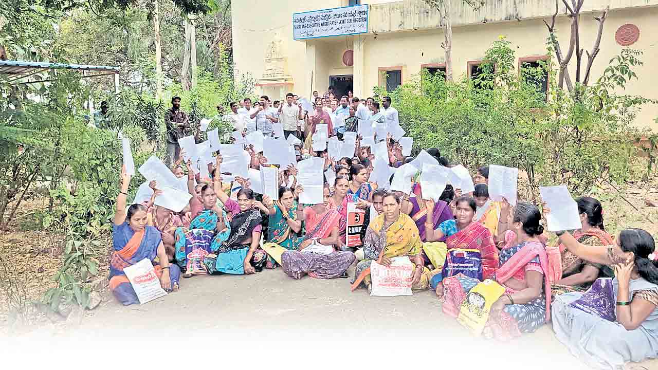 గృహలక్ష్మి ల ఆందోళన