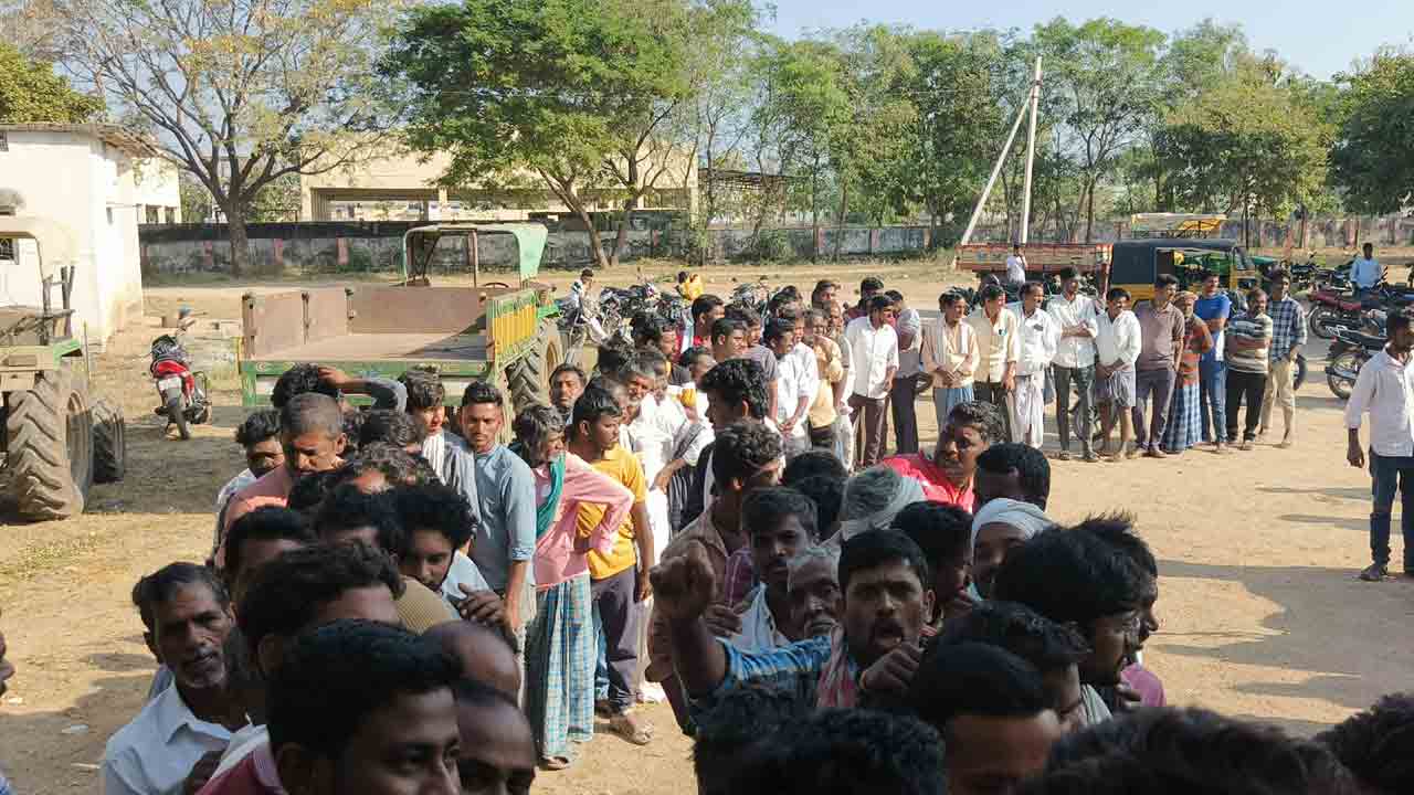 Urea | యూరియా కోసం రైతుల బారులు.. పోలీసుల స‌మ‌క్షంలో 450 బ్యాగులు పంపిణీ