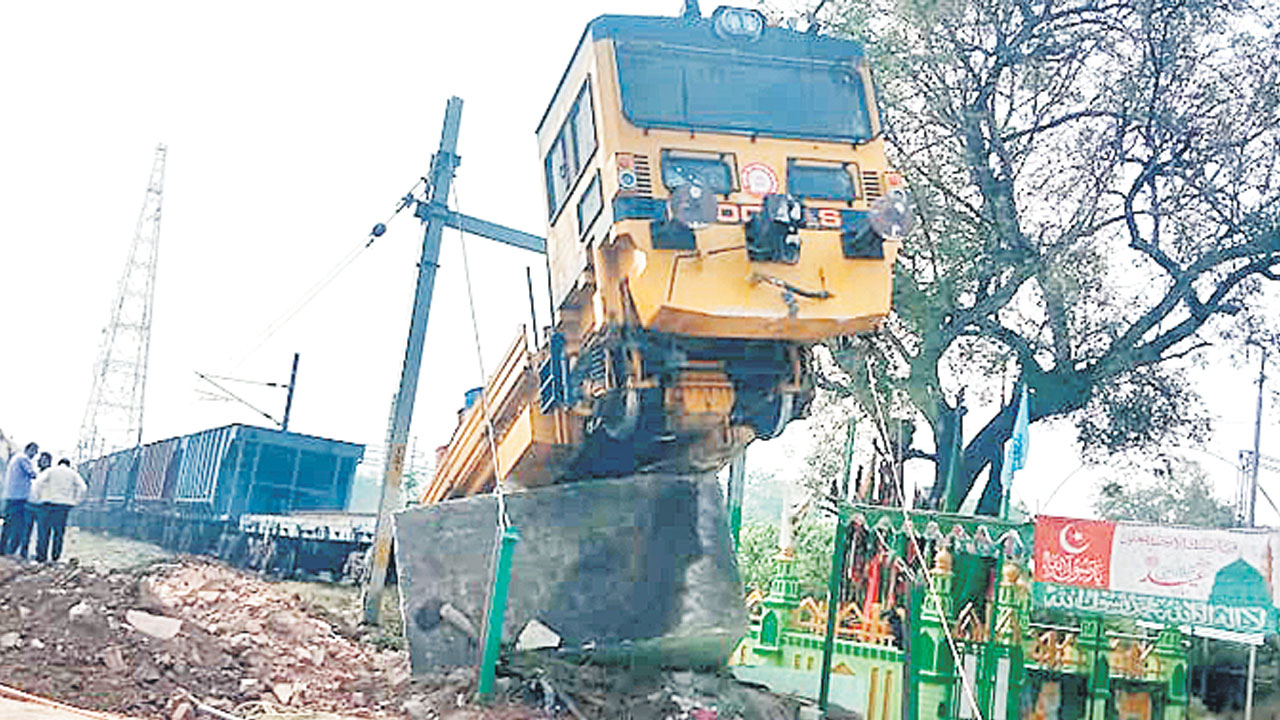 ట్రాక్‌ వెహికిల్‌కు వ్యాగన్ల ఢీ