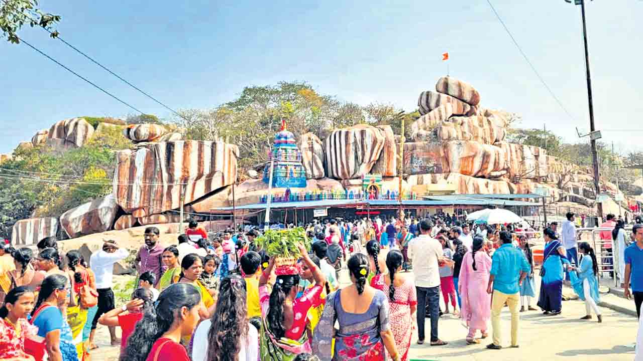 ఏడుపాయల్లో భక్తుల సందడి