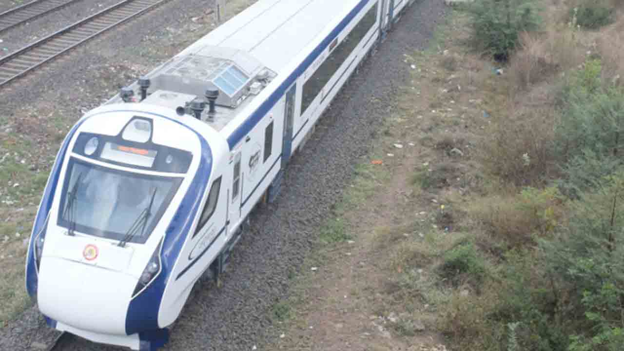 Vande Bharat Express | ట్రైన్ టాయిలెట్లో స్మోక్ చేసిన వ్యక్తి.. ఫైర్ అలారం మోగడంతో ఆగిన వందే భారత్