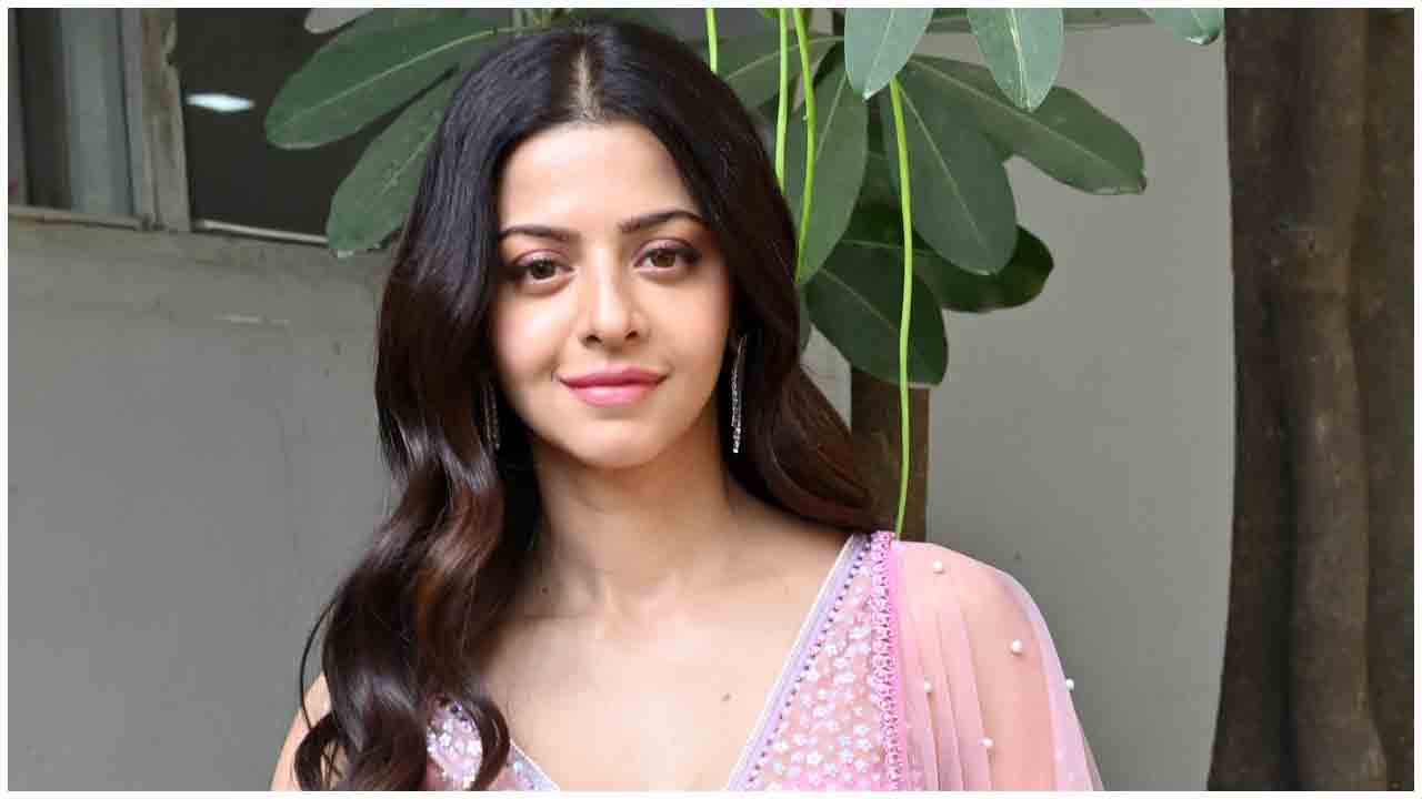 Vedhika | గులాబీ కలర్ డ్రెస్‌లో గుబాళిస్తున్న వేదిక..