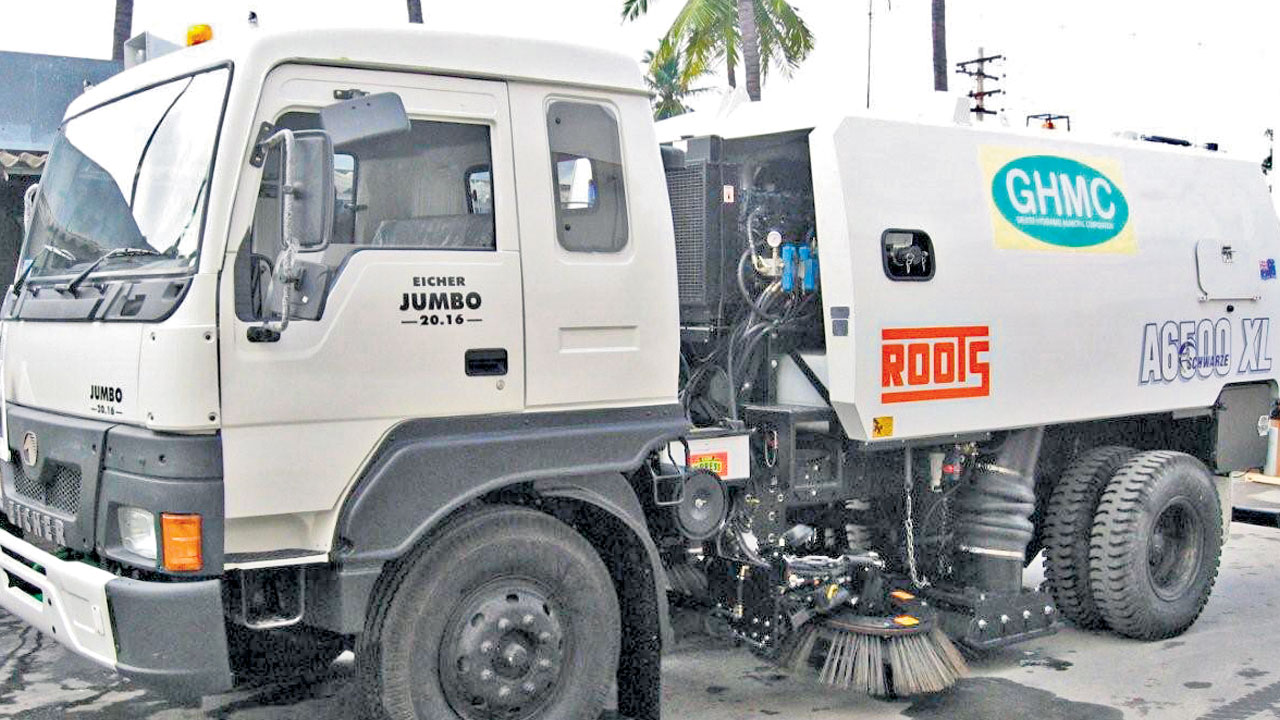 GHMC | పారిశుధ్య యంత్రాలు ఊడుస్తున్నయా.. బల్దియాలో స్వీపింగ్‌ మెషిన్ల స్థానంలో కార్మికులతో పనులు
