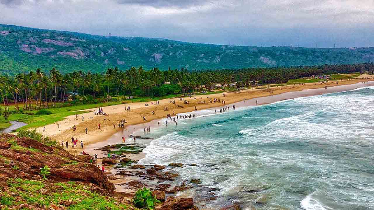 Attack | విశాఖ బీచ్‌లో విదేశీయుడిపై ఆకతాయిల దాడి.. ఫోన్‌ను ఎత్తుకెళ్లిన దుండగులు